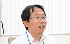 システム部 次長 牧野 忠明 様